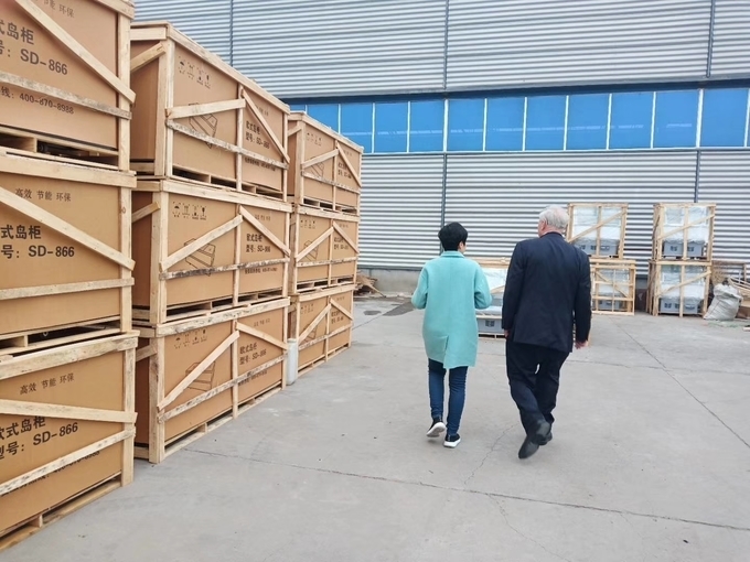 El tipo de exhibición económico de las puertas de cristal dobles refrigera y preserva el gabinete de la cerveza de la frescura para las bebidas 15